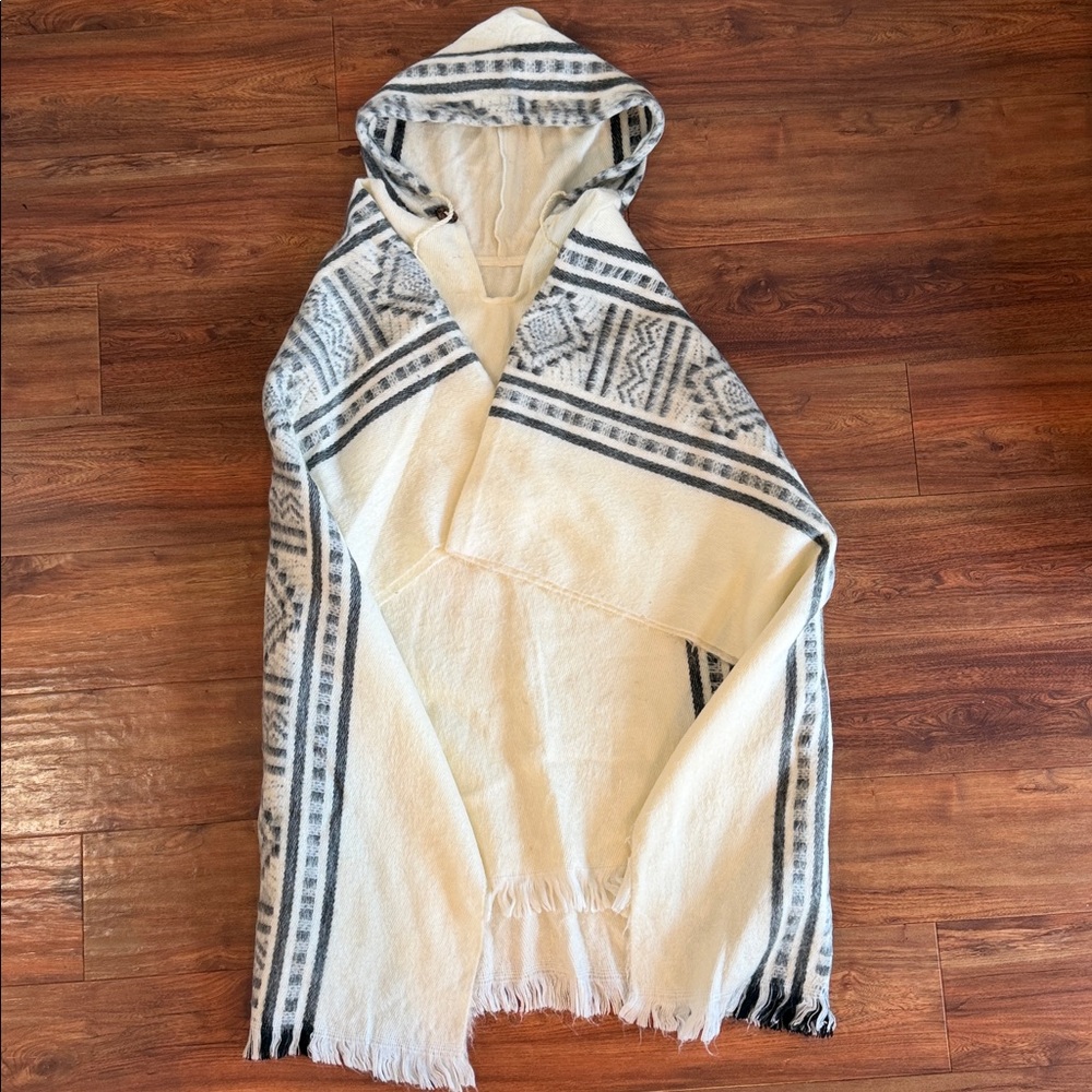 Poncho - Picture 2 of 5